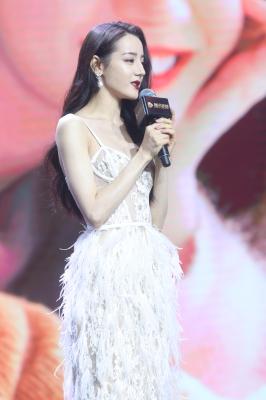 迪丽热巴羽毛镂空吊带长裙-06-07 2351402