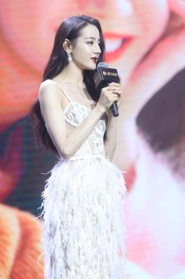 迪丽热巴羽毛镂空吊带长裙-06-07 235140