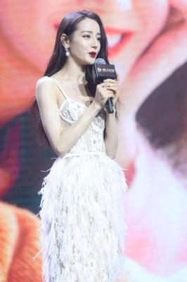 迪丽热巴羽毛镂空吊带长裙-06-07 2351412